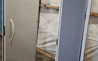 дверь для тамбура с двумя распашными створками